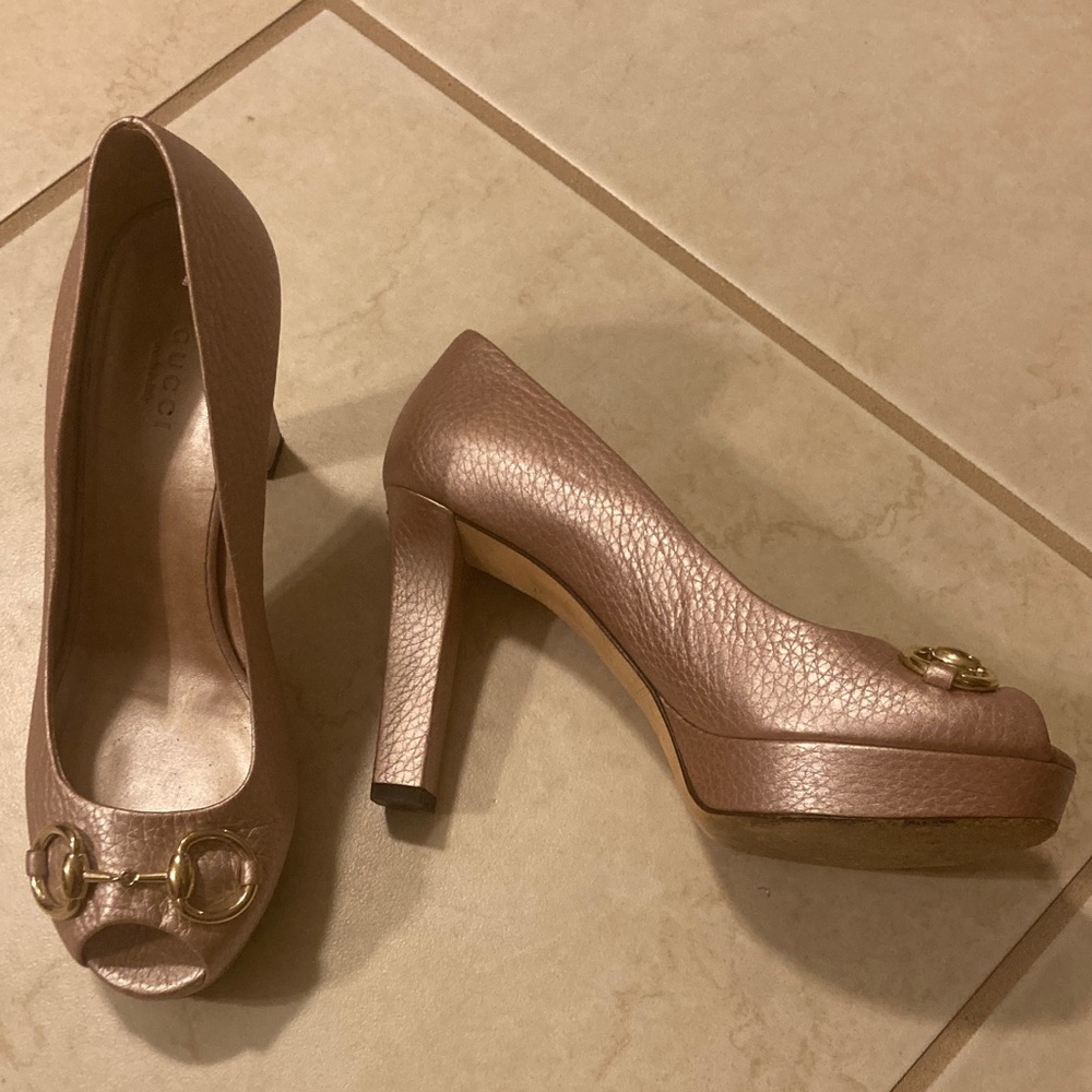 Gucci Metallic Gold textured leather, 4” Heels. Worn once. Perfect condition